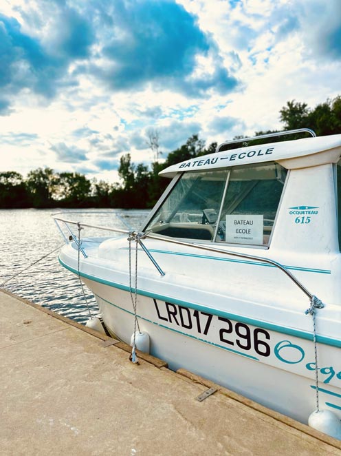 Bateau amarré à un quai d'embarquement