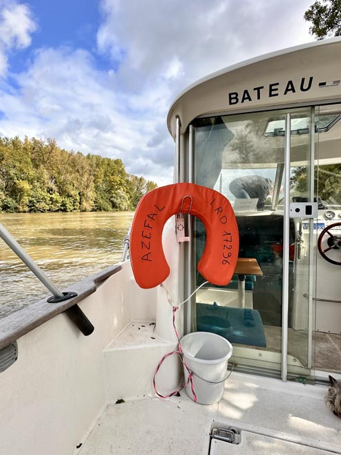 Vue depuis le pont d'un bateau sur la cabine avec une bouée de sauvetage